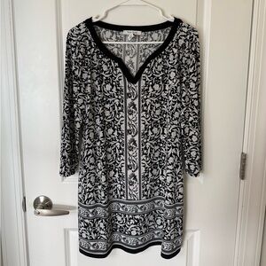 White House Black Market Black and White Printed V-Neck Tunic
